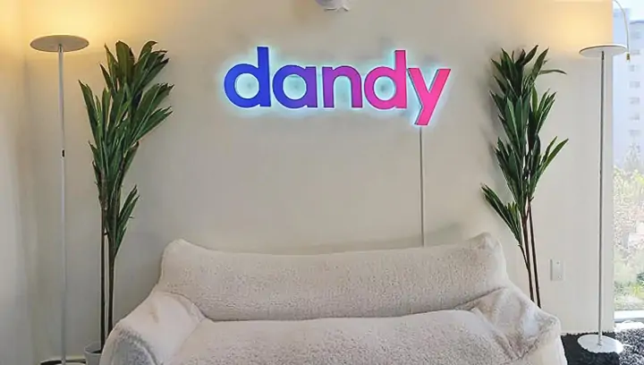 Dandy channel letters in different colors and with dual illumination made of aluminum and acrylic