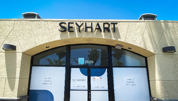 Seyhart 3d logo signs displaying the company name made of aluminum and acrylic