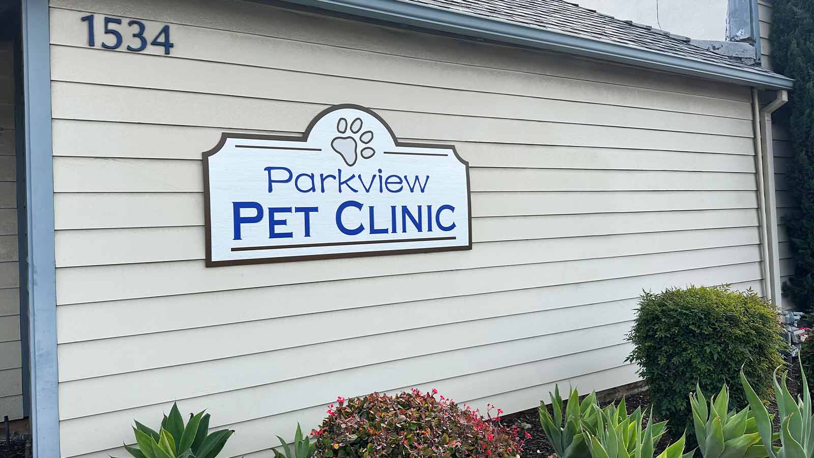 parkview pet clinic outdoor sign installed on the wall
