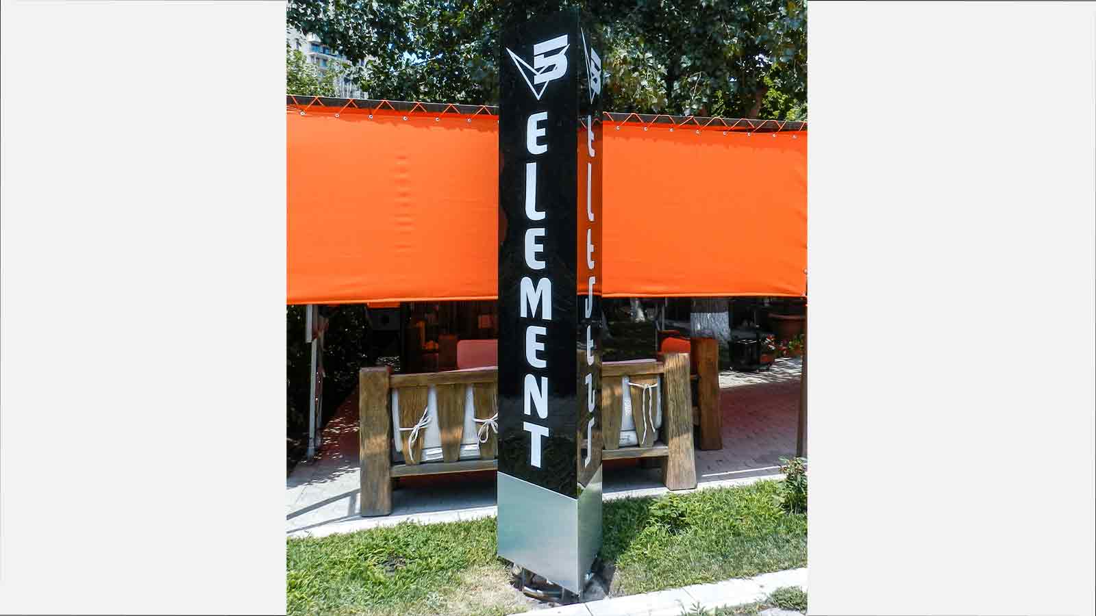 restaurant pylon sign