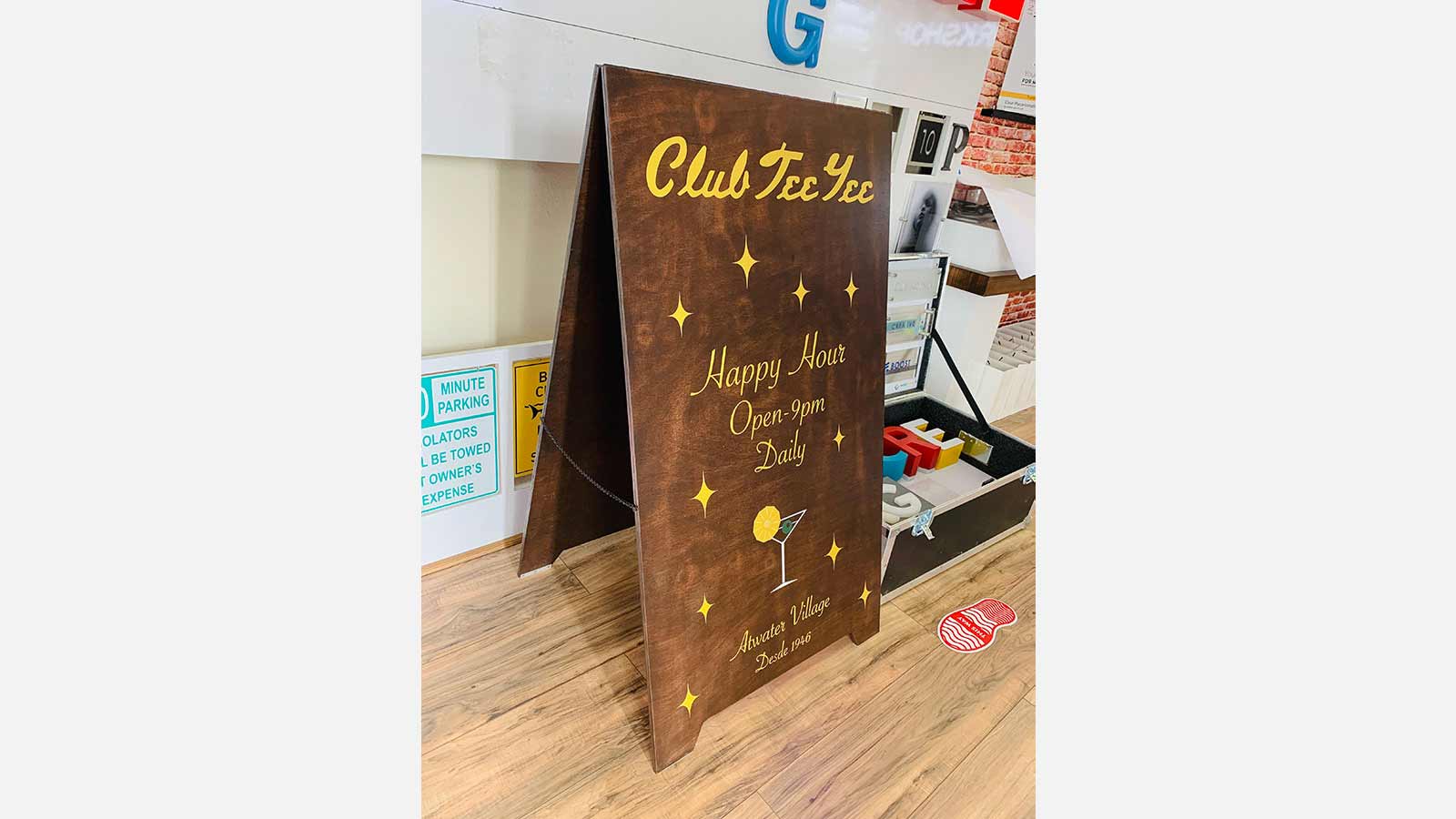 club tee yee wooden sandwich board